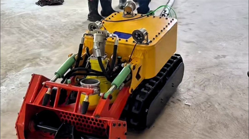 污泥清淤机器人，把暗渠里的黑泥一卷而空！